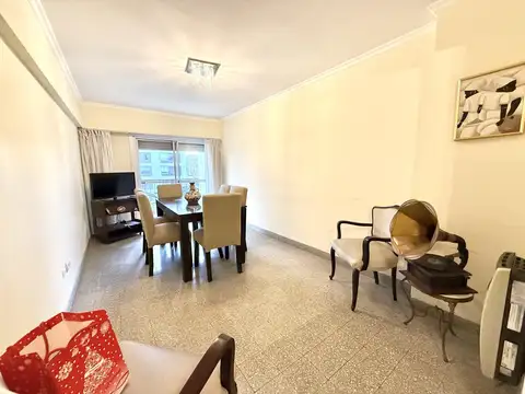 Venta departamento 3 ambientes con cochera en el centro de Banfield Este