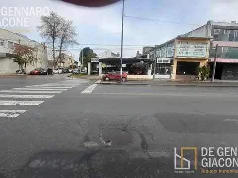 Galpon en Av Luro