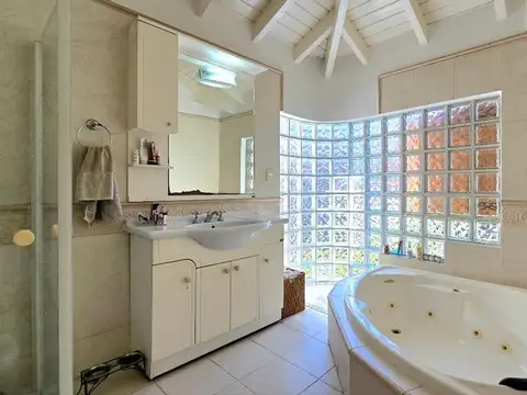 Casa 5 ambientes con 4 baños