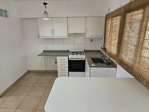 Hipolito Yrigoyen 1900, Piso 1