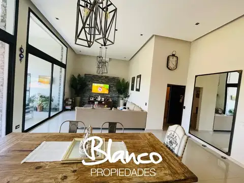 Casa 4 ambientes con 3 baños