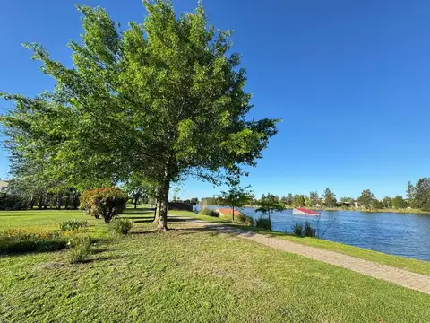 VENTA: terreno en Puerto Roldan sobre el Lago y la Av. principal con 1500 m2. Roldan
