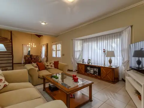 Casa 5 ambientes con 4 baños