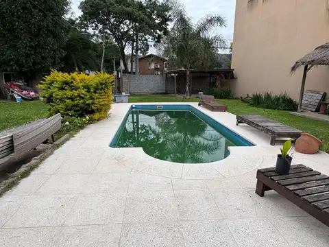 VENTA CASA 3 AMBIENTES CON PILETA Y JARDIN