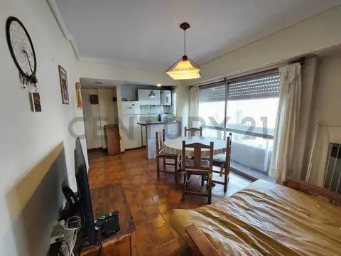 Venta departamento 2 ambientes c/balcón saliente y vista lateral al mar. Zona La Perla