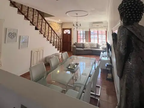 Casa 4 ambientes con 2 baños