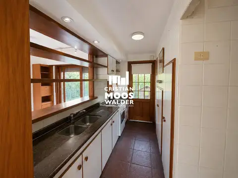 Casa 6 ambientes con 2 baños