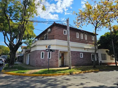 CASA 5 AMBIENTES CON JARDIN Y PILETA EN FLORIDA