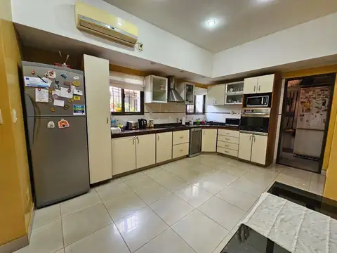 CASA 5 AMBIENTES CON JARDIN Y PILETA EN FLORIDA