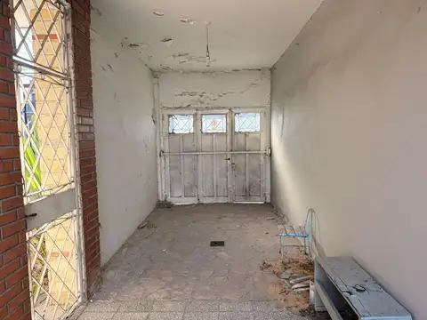Casa De 4 Ambientes Sobre Amplio Lote Y Garage Para Varios Autos