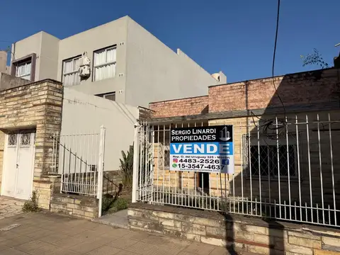 Casa De 4 Ambientes Sobre Amplio Lote Y Garage Para Varios Autos