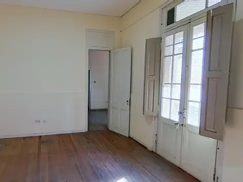 Oficinas de 150 m2 Cub.   Galpón de 300 m2 Cub - Lote 600 m2