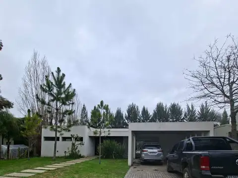Impecable casa en alquiler con detalles premium!