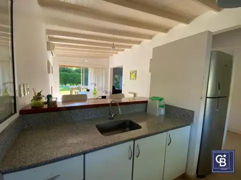 Casa 4 ambientes con 2 baños