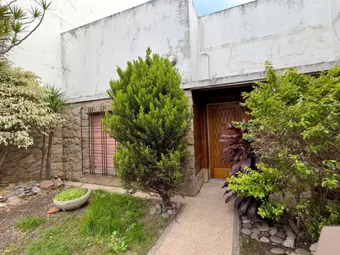 CASA EN VENTA A RECICLAR LOTE PROPIO EN HAEDO