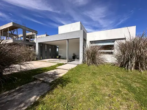 Casa 5 Ambientes en 2 Plantas sobre Lote de 700 m² - Suite, Terraza y Vista Abierta