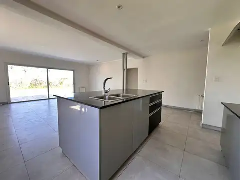 Casa 5 Ambientes en 2 Plantas sobre Lote de 700 m² - Suite, Terraza y Vista Abierta