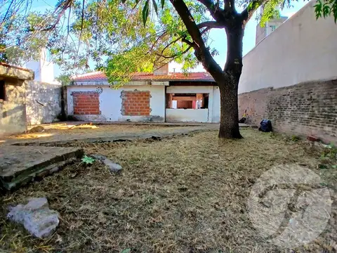 Oportunidad en Castelar Sur - Terreno de 658 mt2 con Excelente Potencial para Reciclar o Desarrollo