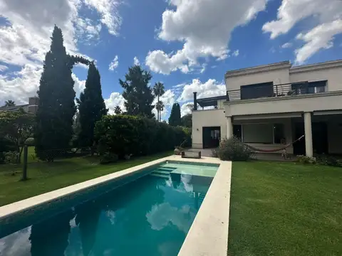 VENTA - Casa de dos plantas, cuatro dormitorios, jardín, pileta y cochera en San Marino, Funes