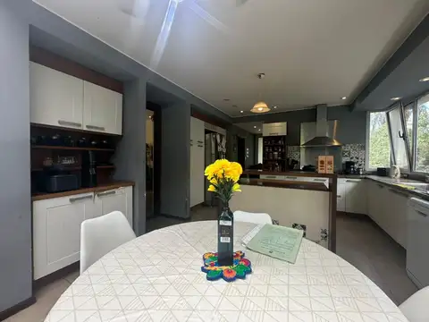 VENTA - Casa de dos plantas, cuatro dormitorios, jardín, pileta y cochera en San Marino, Funes
