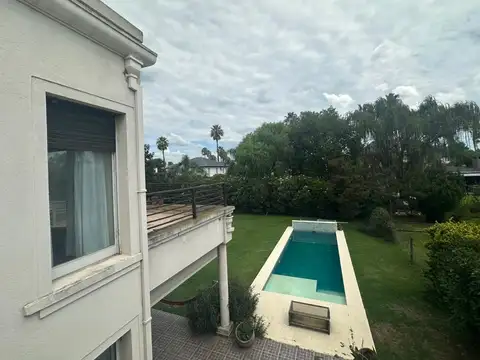 Casa 8 ambientes con 3 baños