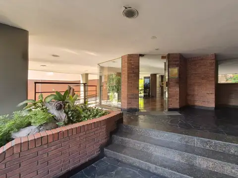 Apto Crédito. Cómodo Depto. con 3 Balcones y Cochera Fija Cubierta