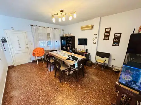 Casa 7 ambientes con 2 baños