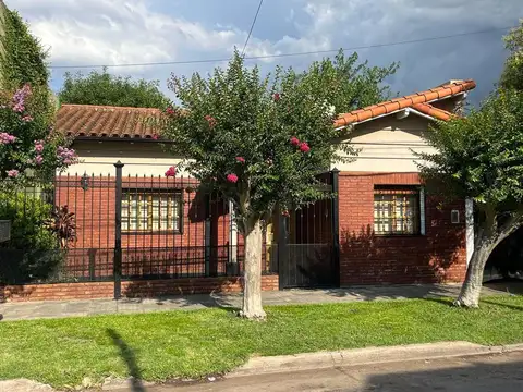 Castelar Norte impecable chalet 3 ambientes a la venta