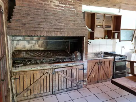 Casa 6 ambientes con 2 baños