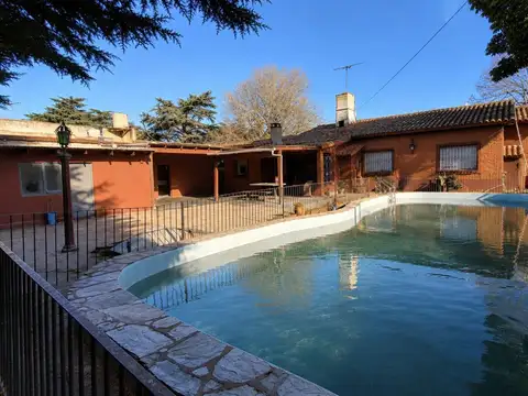 Casa en alquiler - 5 Dormitorios 2 Baños - Cochera - Pileta - 280Mts2 - Manuel B. Gonnet