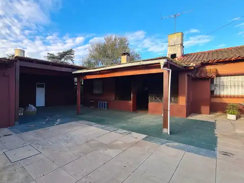 Casa en alquiler - 5 Dormitorios 2 Baños - Cochera - Pileta - 280Mts2 - Manuel B. Gonnet