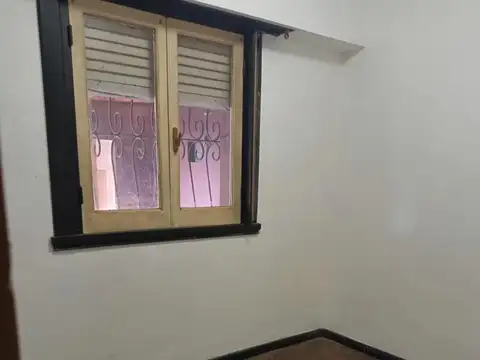 Casa en alquiler - 5 Dormitorios 2 Baños - Cochera - Pileta - 280Mts2 - Manuel B. Gonnet