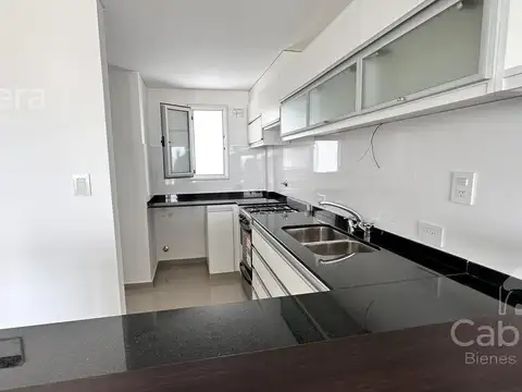 Departamento de dos dormitorios con cochera y baulera en venta