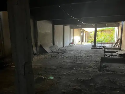 Venta de deposito en Pompeya