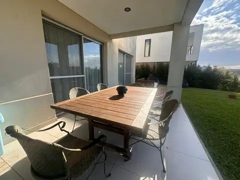 Casa en Alquiler con 2 cocheras