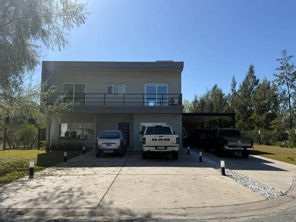 Casa en Venta - 4 dormitorios - USD 580.000