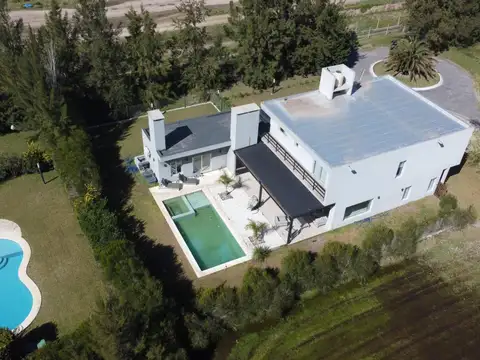 Casa en Venta - 4 dormitorios - USD 580.000