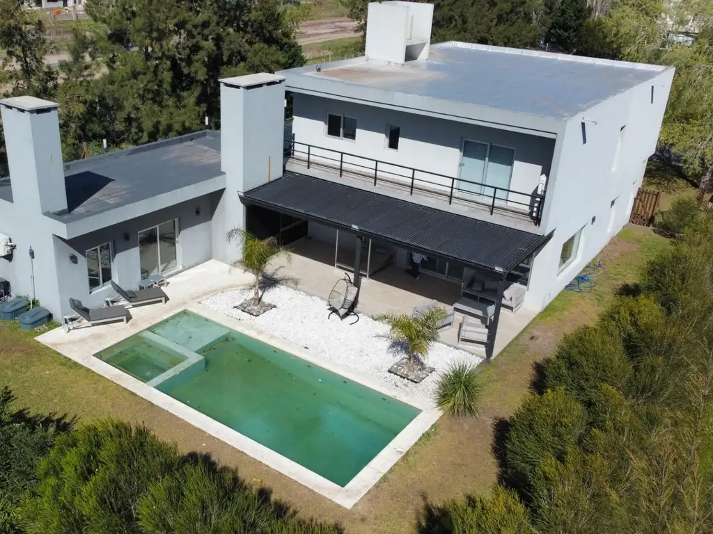 Casa - 410  m² Cubierta | 4 dormitorios | 3 años | 5 baños | 5 ambientes | 6 cocheras