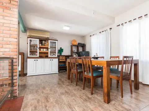 Casa 4 ambientes venta Temperley con piscina