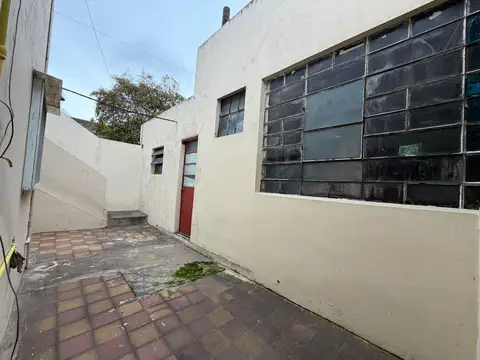 CASA EN LOTE PROPIO CON GALPON- MUNRO