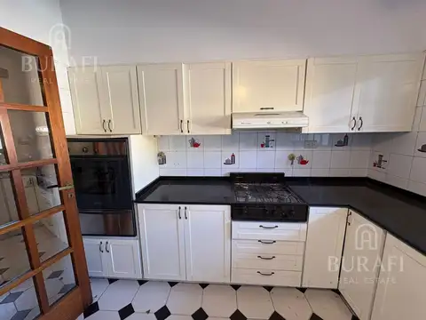 Triplex en venta en Olivos – Vicente López Espacios amplios, cochera para dos autos