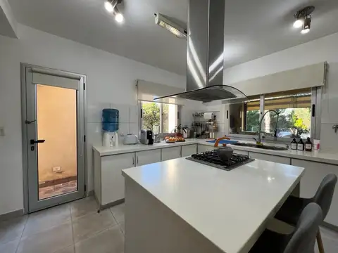 Casa en Venta con 4 cocheras