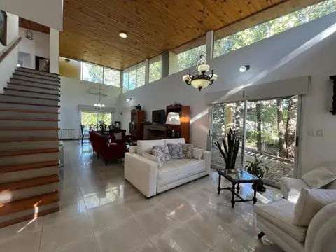 Casa en Venta con 4 cocheras