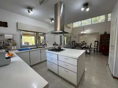 Casa 5 ambientes con 3 baños