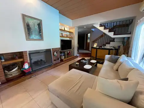 Casa 6 ambientes con 4 baños