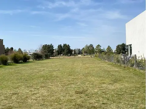 VENTA LOTE FRENTE AL LAGO