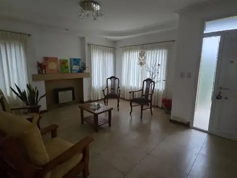 Casa 6 ambientes con 2 baños