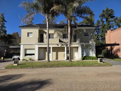 Casa en Venta con 2 cocheras