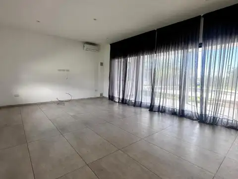 HERMOSA CASA COUNTRY LA ARBOLADA 