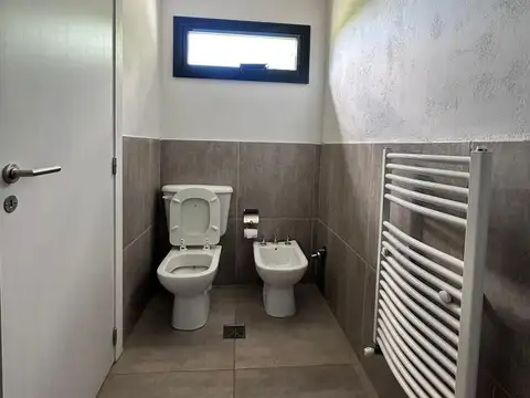 Casa 8 ambientes con 2 baños